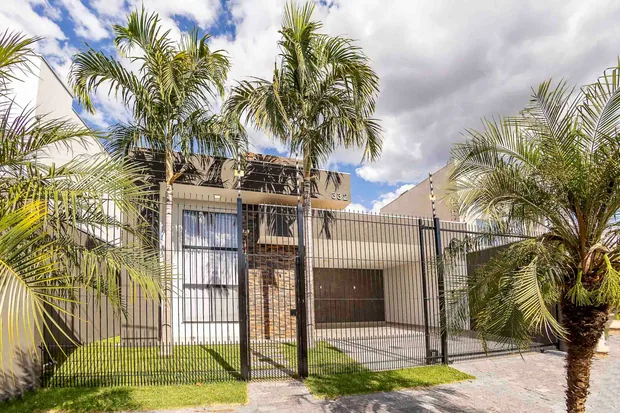 Entrada da casa com palmeiras