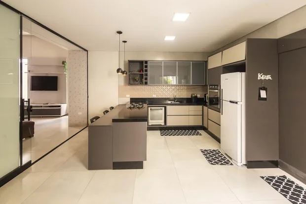 Cozinha planejada com ilha e bancada escura